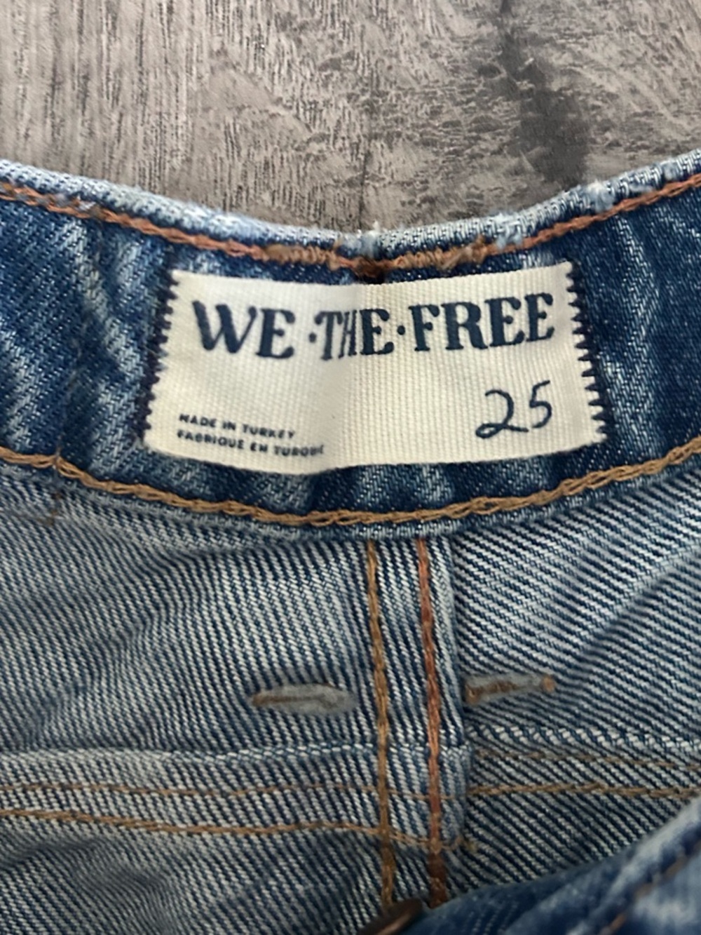 We The Free Lucky You Mid Rise Barrel Blue Jeans Size 25 - Picture 9 of 10